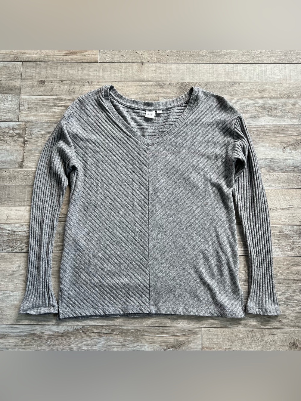 Gap Women’s Gray Ribbed V-Neck Top Size Small